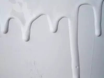 涂膜呈部分下垂，形成类似眼泪状或波纹状