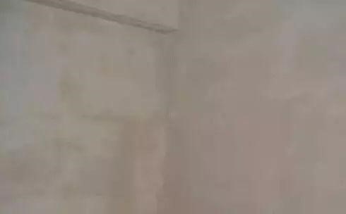 墙面漆膜光泽不均一，明暗分布，常出现于丝光、半光墙面漆产品